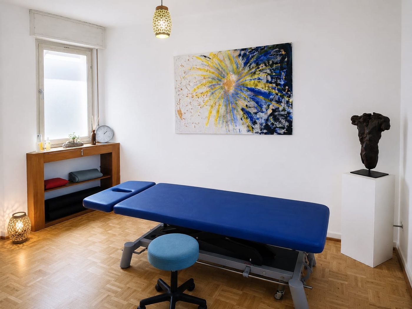 Behandlungsraum der Praxis Freiraum mit höhenverstellbarer Therapieliege