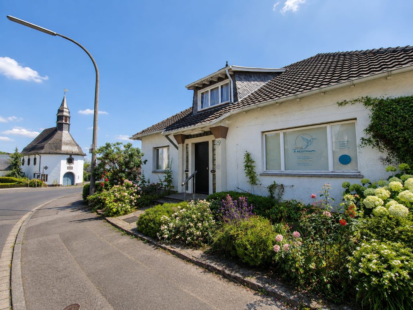 Die Praxis Freiraum in Bonn-Bad Godesberg-Schweinheim, direkt neben der historischen Kapelle im Ortskern